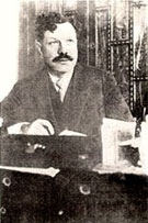 Raul Proença, à secretária do seu gabinete na Biblioteca Nacional